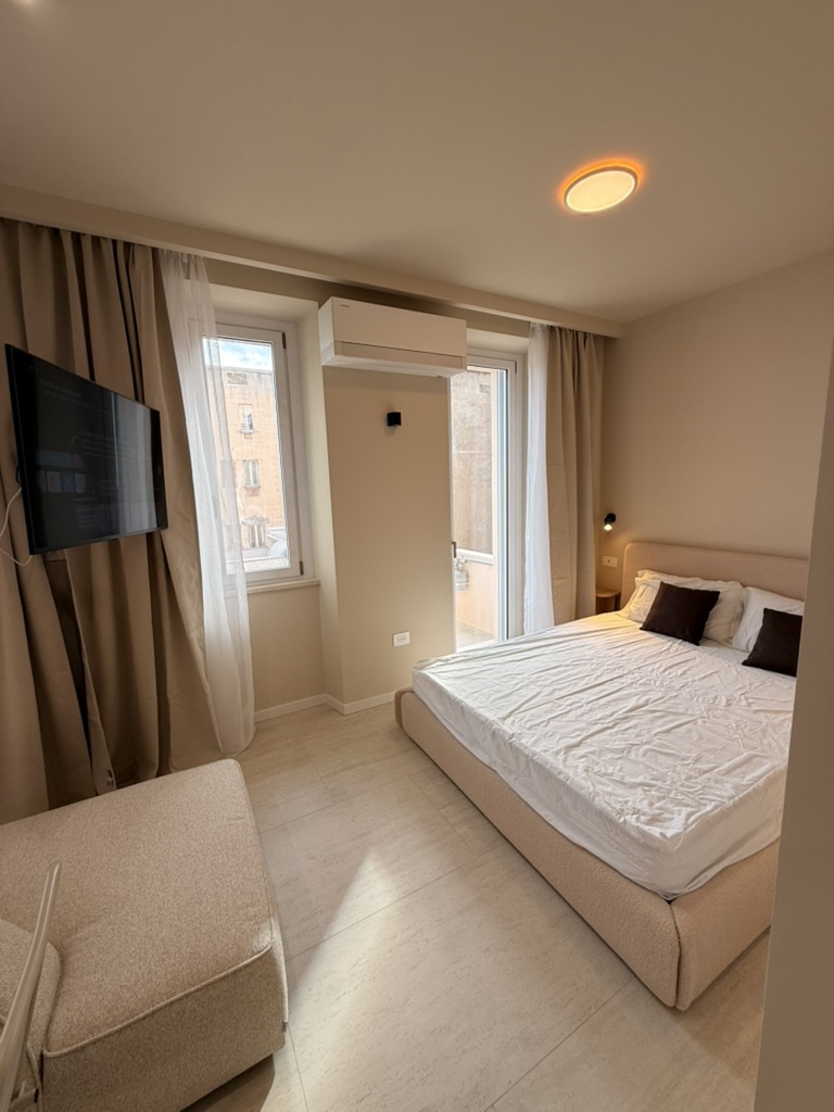 Monolocale Blu: 160×200 double bed with headboard, TV on the opposite wall