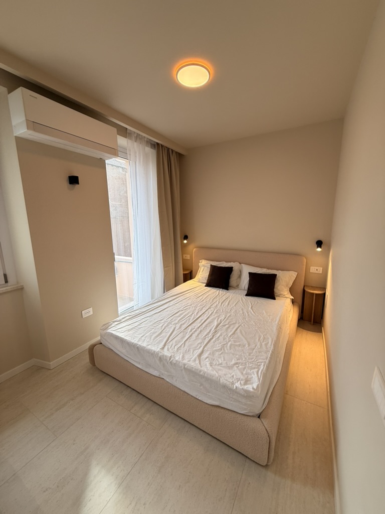 Monolocale Blu: fixed 160×200 double bed with headboard and bedside tables
