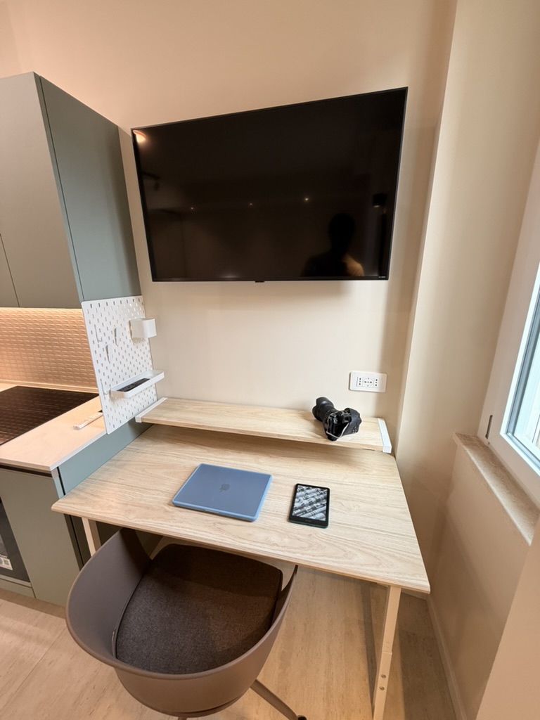 Monolocale Verde: desk with laptop and task chair