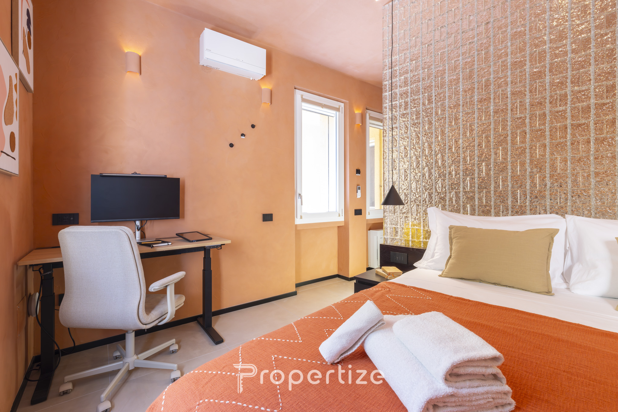 Queen bed and standing desk workspace in Terra & Vidru Studio, Cagliari